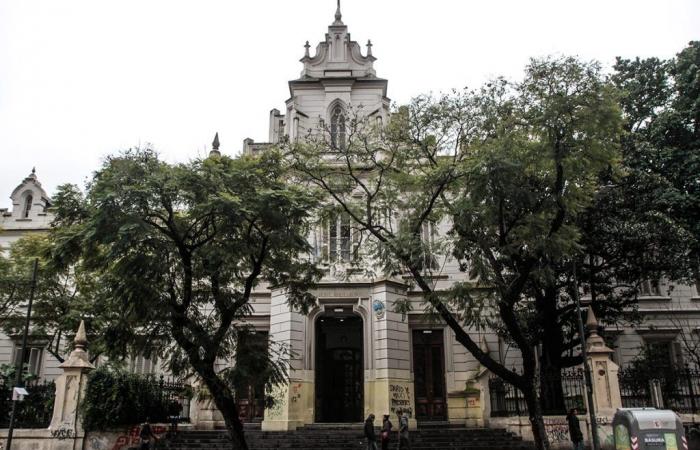 Familien und Studenten fordern, dass die Regierung von Buenos Aires die Wurzeln des Gebäudes entfernt.