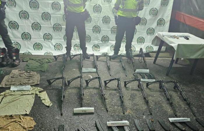 Die kolumbianische Polizei beschlagnahmte Gewehre und Munition auf der Straße Bogotá-Villavicencio, sie gingen an bewaffnete Gruppen, die in Meta Verbrechen begehen