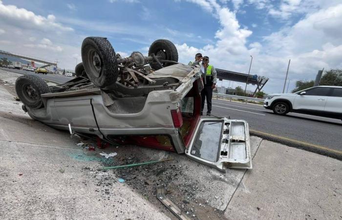 LKW kippt aufgrund eines Schlaglochs auf der Autobahn Querétaro-San Luis Potosí um – Diario de Querétaro
