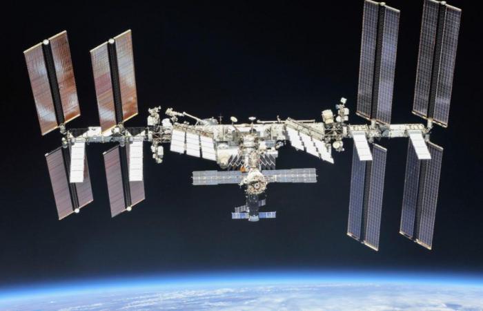 Russischer Satellit zerbricht im Weltraum in mehr als 100 Teile und zwingt Astronauten, Schutz zu suchen