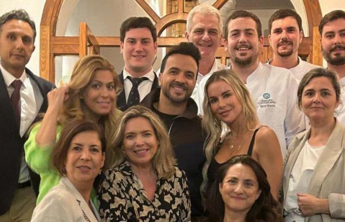 Luis Fonsi kehrt nach Córdoba zurück und genießt ein Abendessen mit Freunden in der Ermita de la Candelaria