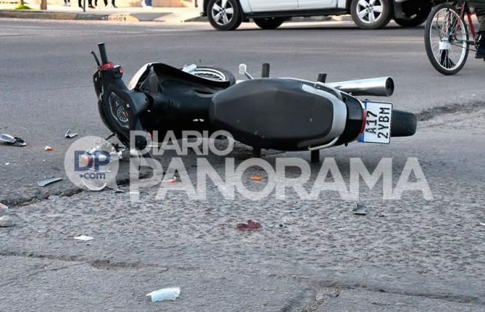 Ein Motorradfahrer wurde nach einem schweren Unfall auf der Av. Libertad und Sebastián Ábalos dringend ins Krankenhaus eingeliefert