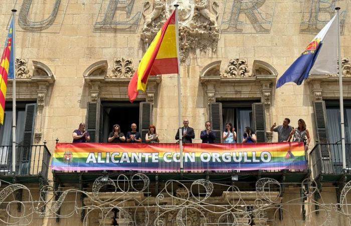 Alicante feiert den Pride Day mit dem LGTBI-Banner im Rathaus