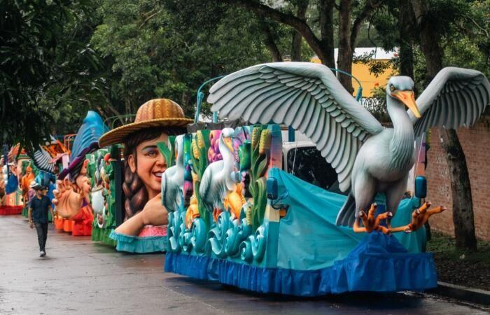 Faszination durch Festwagen vom Festival der Freude in Garzón • La Nación