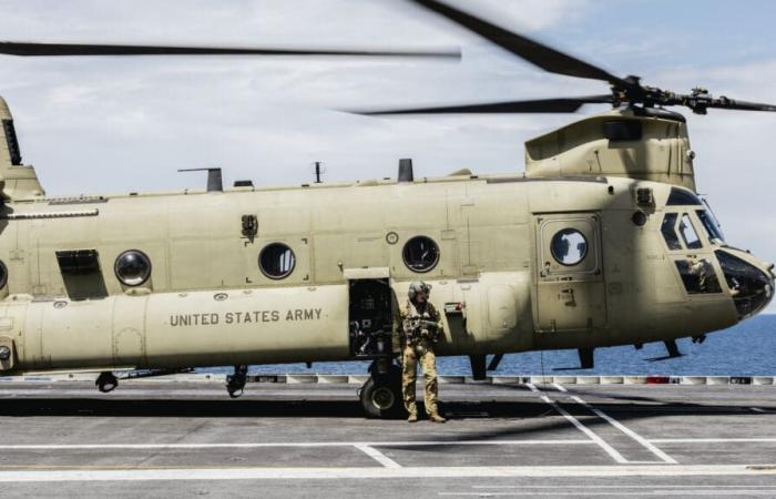 Eine CH-47F Chinook der US-Armee operierte vom Flugzeugträger USS George Washington im Pazifik aus