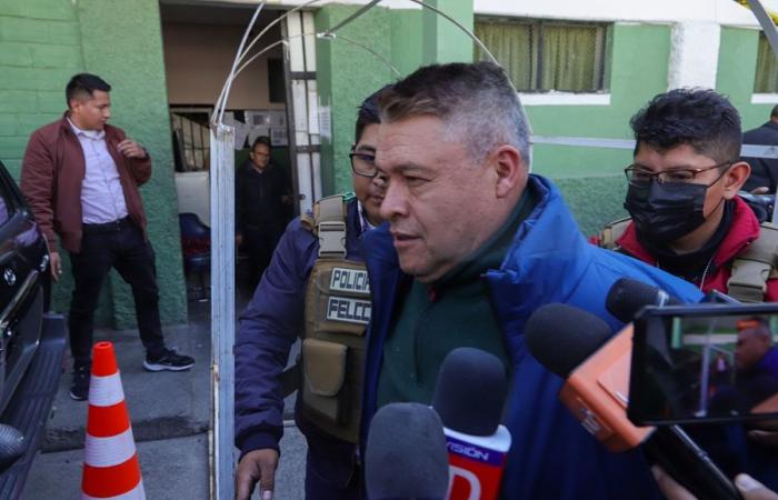 Zuñiga und zwei weitere Soldaten werden in Bolivien ins Gefängnis gebracht