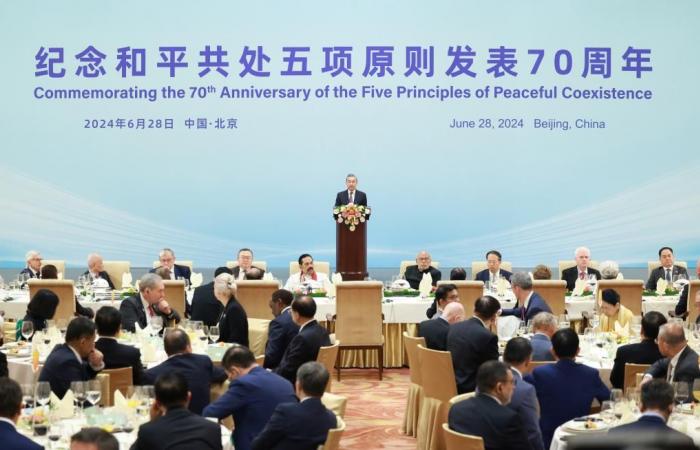 Chinesischer Außenminister hält Rede beim Mittagessen zum Gedenken an den 70. Jahrestag der Fünf Prinzipien der friedlichen Koexistenz