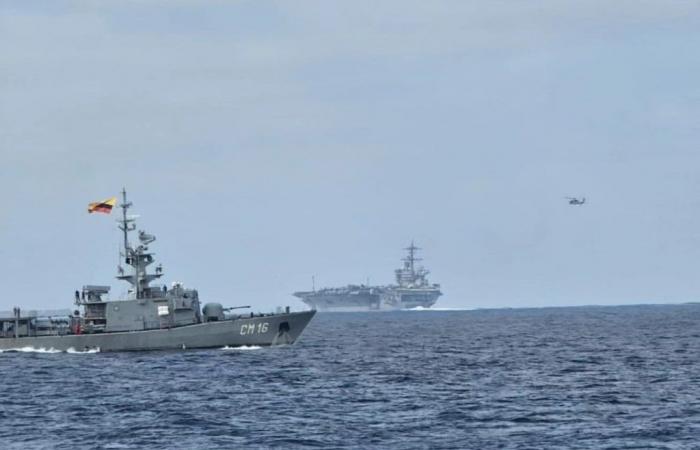 Der US-Flugzeugträger USS George Washington wurde von Schiffen der ecuadorianischen Marine eskortiert