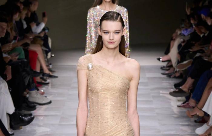 Mesh-Schuhe sind ein Trend bei Armanis Haute Couture-Show Herbst-Winter 2024