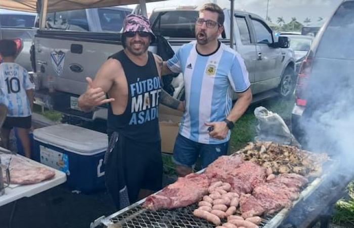 Die Argentinier machen die Vorschau außerhalb des Stadions zwischen Barbecue, Cumbia und Fernet