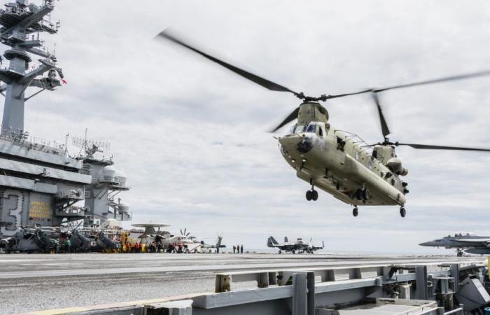Eine CH-47F Chinook der US-Armee operierte vom Flugzeugträger USS George Washington im Pazifik aus