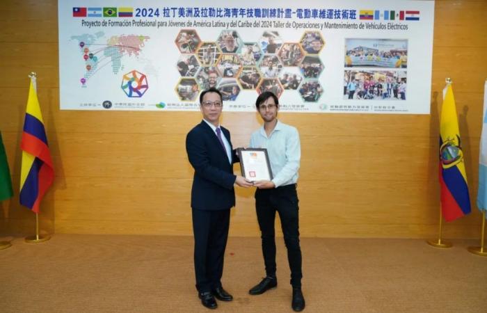 UTN-Forschungsprofessor wurde in Taiwan zum Thema Elektrofahrzeuge ausgebildet