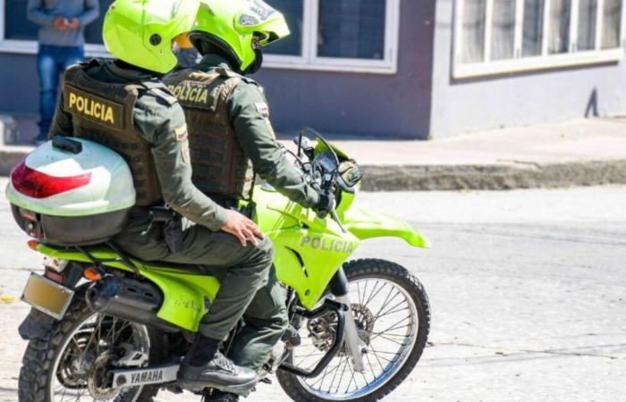 Bei einem Angriff auf eine Polizeistation in El Tambo, Cauca, wird ein uniformierter Beamter verletzt
