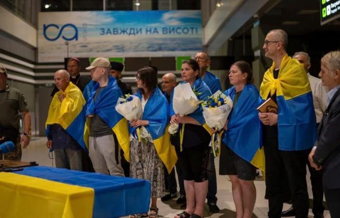 Die zehn nach jahrelanger Gefangenschaft in Russland freigelassenen Zivilisten kamen in der Ukraine an