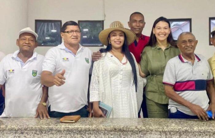 Auf ihrer Reise durch den Süden von La Guajira kündigt die Senatorin von Wayuu Arbeiten an