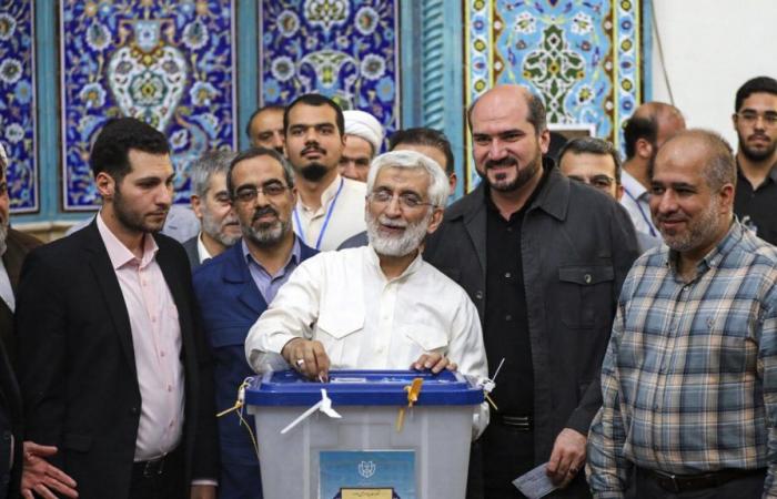 Der Reformist Masoud Pezeshkian und der Konservative Saeed Jalili führen die Wahlen im Iran an