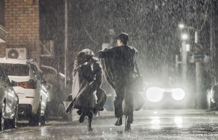 Wi Ha Joon und Jung Ryeo Won werden in „The Midnight Romance In Hagwon“ vom Regen überrascht