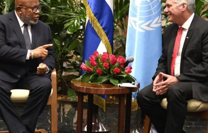 Ein hochrangiger UN-Beamter und kubanische Führer konkurrieren in gegenseitiger Selbstverherrlichung