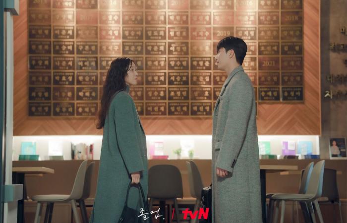 Wi Ha Joon und Jung Ryeo Won werden in „The Midnight Romance In Hagwon“ vom Regen überrascht