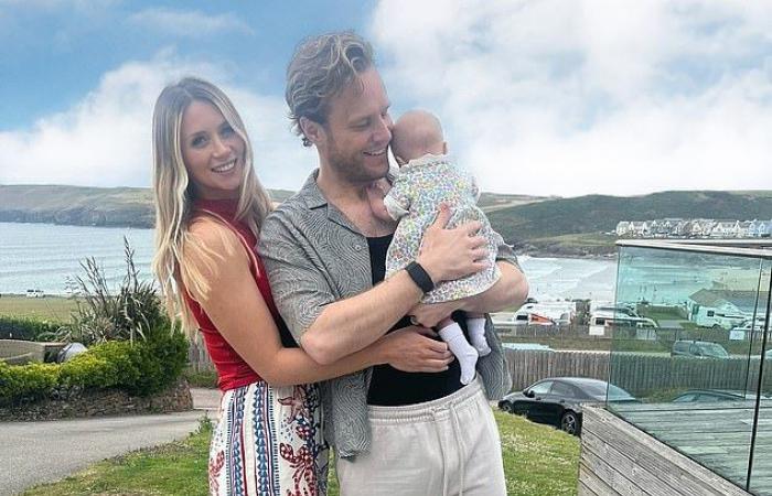 Olly Murs genießt seinen ersten Familienurlaub mit seiner Frau Amelia Tank und seiner kleinen Tochter Madison, zwei Monate nach Abschluss der Take That-Tour.