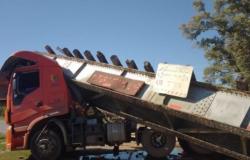 Ein Lastwagen überfuhr eine Brücke und zerstörte die Gleise des Mercedes-Touristenzuges