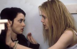 Elisabeth Moss und ihre Erinnerung an „Girl, Interrupted“: ein Set, das zwischen Winona Ryders Seite und Angelina Jolies Seite aufgeteilt ist | Menschen