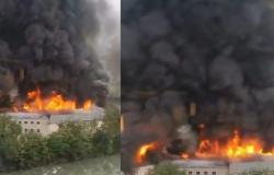 Anschauen: Großbrand verwüstet Fabrik für Elektroladestationen in Italien