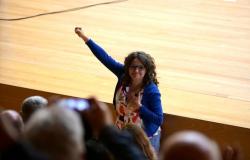 Die Versammlung der Initiative-Kompromiss empfängt Mónica Oltra bei ihrer Rückkehr mit Standing Ovations