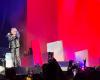 Vince Neil stürzt während Mötley Crüe-Konzert auf der Bühne (Videos)