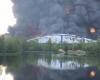 Brand in Cannock: Im Industriegebiet bricht ein riesiger Brand aus, als Unternehmen aufgefordert werden, zu evakuieren