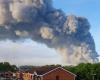 Cannock-Feuer heute live: Rauch verschlingt Häuser und Menschen werden evakuiert, während das Feuer das Paketlager erfasst