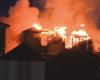 Ein Haus zerstört, mehrere andere beschädigt nach einem Brand am frühen Morgen in Avalon