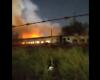In einem Zugdepot werden stillgelegte Waggons in Brand gesteckt