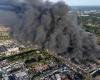 Ein Feuer brennt einen Einkaufskomplex mit 1.400 Filialen in der polnischen Hauptstadt nieder