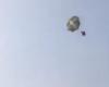 Fallschirmspringer wurde nach Zusammenstoß mit einem Kabel verletzt
