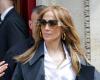 Jennifer Lopez erobert Paris mit Jeans mit unendlichem Beineffekt