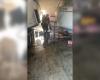 Nach einer Explosion in Chipiona wird ein älterer Mann aus einem brennenden Lagerhaus gerettet