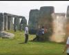 Video: Umweltschützer zerstörten die antike Stätte von Stonehenge mit Farbe