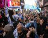 Die Fans der argentinischen Nationalmannschaft gewinnen den New York Cup und bereiten eine Flagge auf dem Times Square vor