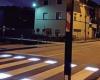 Der intelligente Fußgängerüberweg in einer Stadt in Asturien: Er leuchtet auf, wenn jemand ihn passiert
