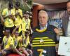 Álvaro Uribe erhielt vom Bürgermeister von Bucaramanga das Trikot des neuen kolumbianischen Meisters