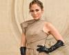 Jennifer Lopez trägt bei der Haute Couture Week Herbst-Winter 2024 ein beiges Kleid und hochhackige Sandalen